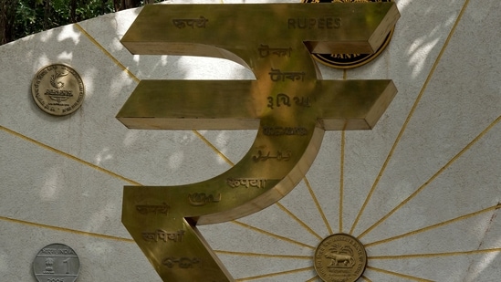 ईरान ‘युद्ध’ के बीच पहली बार रुपया USD के मुकाबले 93 के स्तर को पार कर गया| भारत समाचार